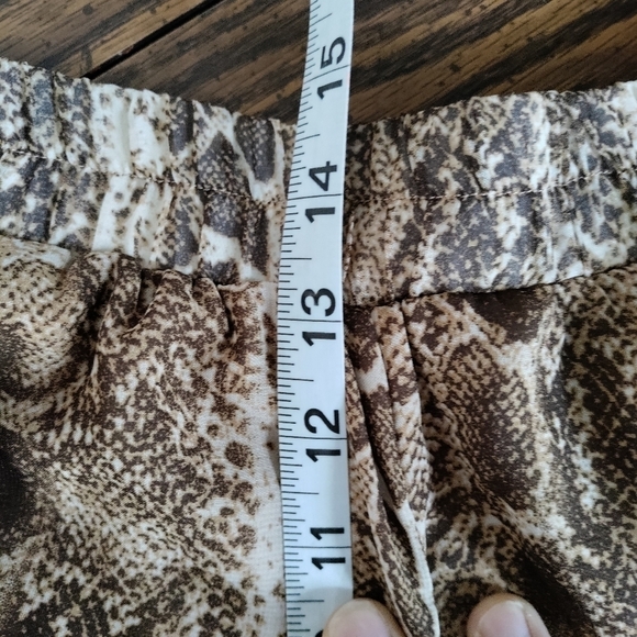 - Pretty Little Thing Shorts size 4 - Picture 3 of 6